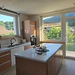 Razor Vista Apartment